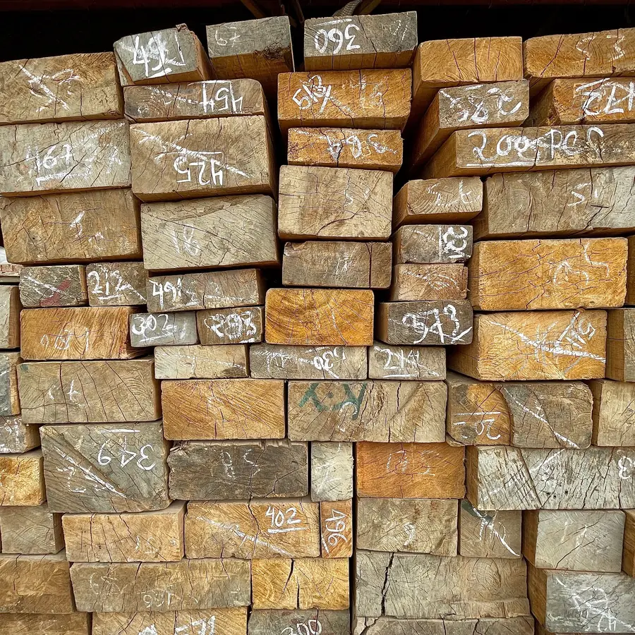 Pile de cryptoméria numérotée à la craie, à l'entrée du séchoir