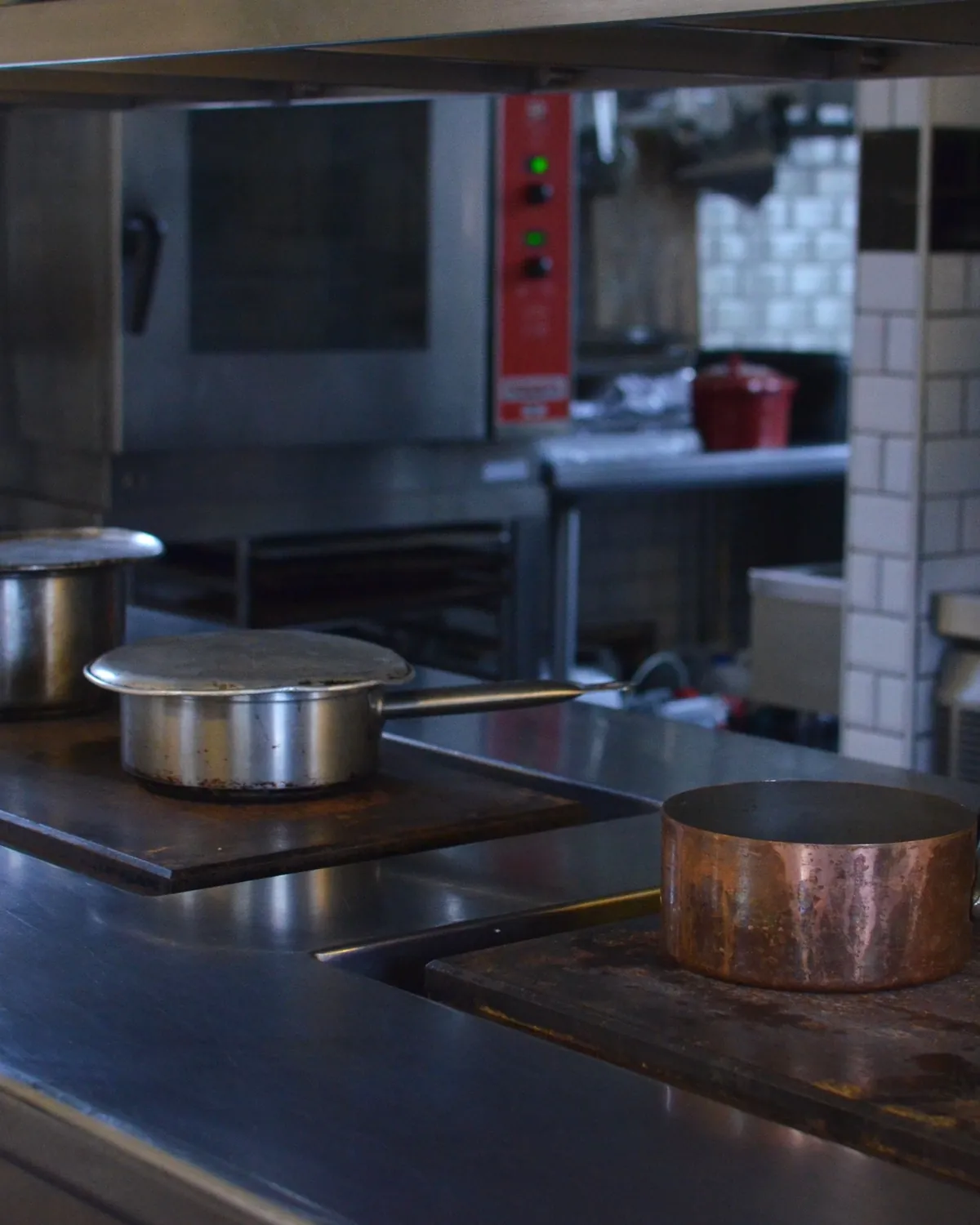 Cuisine professionnelle en inox brossé, casseroles sur le piano