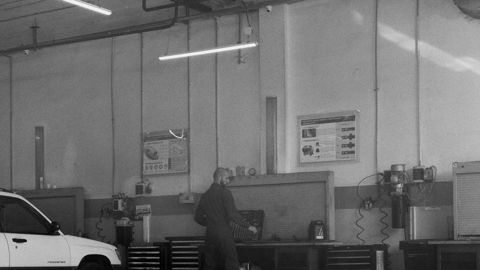L'atelier vu depuis l'entrée, les établis alignés le long du mur